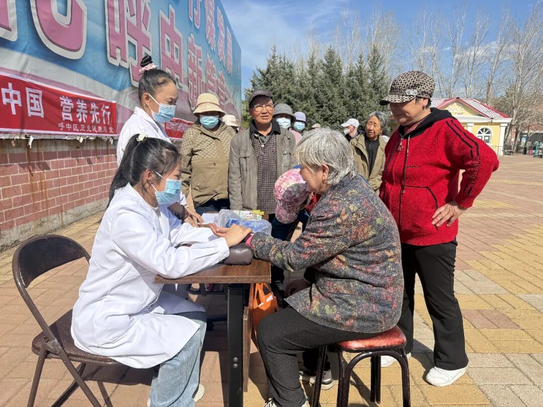 呼中区卫生健康局开展2026年全民营养周宣传活动 营养健康咨询服务